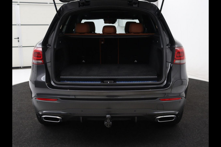 Mercedes-Benz GLC 300e 4MATIC Business Solution AMG | SOH 86,6% | Panorama dak | 360 Camera | Trekhaak | Adaptive cruise | Navigatie | DAB+ | Carplay | Bluetooth | Sfeerverlichting | Verkeersteken assistent | Climate control