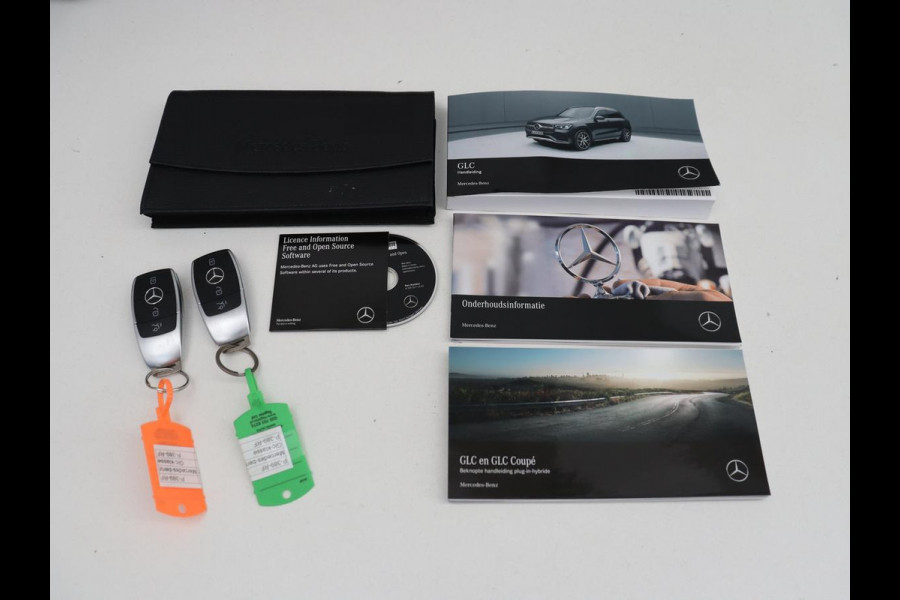 Mercedes-Benz GLC 300e 4MATIC Business Solution AMG | SOH 86,6% | Panorama dak | 360 Camera | Trekhaak | Adaptive cruise | Navigatie | DAB+ | Carplay | Bluetooth | Sfeerverlichting | Verkeersteken assistent | Climate control