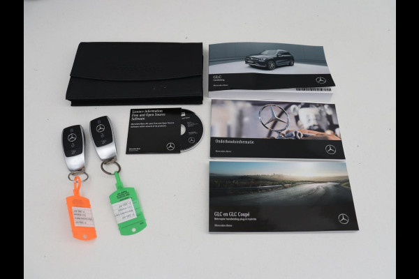 Mercedes-Benz GLC 300e 4MATIC Business Solution AMG | SOH 86,6% | Panorama dak | 360 Camera | Trekhaak | Adaptive cruise | Navigatie | DAB+ | Carplay | Bluetooth | Sfeerverlichting | Verkeersteken assistent | Climate control
