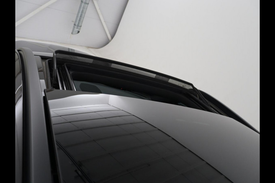 Mercedes-Benz GLC 300e 4MATIC Business Solution AMG | SOH 86,6% | Panorama dak | 360 Camera | Trekhaak | Adaptive cruise | Navigatie | DAB+ | Carplay | Bluetooth | Sfeerverlichting | Verkeersteken assistent | Climate control