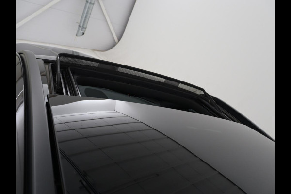 Mercedes-Benz GLC 300e 4MATIC Business Solution AMG | SOH 86,6% | Panorama dak | 360 Camera | Trekhaak | Adaptive cruise | Navigatie | DAB+ | Carplay | Bluetooth | Sfeerverlichting | Verkeersteken assistent | Climate control