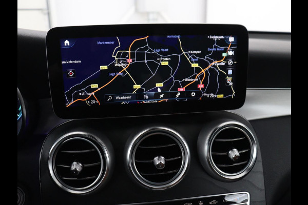 Mercedes-Benz GLC 300e 4MATIC Business Solution AMG | SOH 86,6% | Panorama dak | 360 Camera | Trekhaak | Adaptive cruise | Navigatie | DAB+ | Carplay | Bluetooth | Sfeerverlichting | Verkeersteken assistent | Climate control