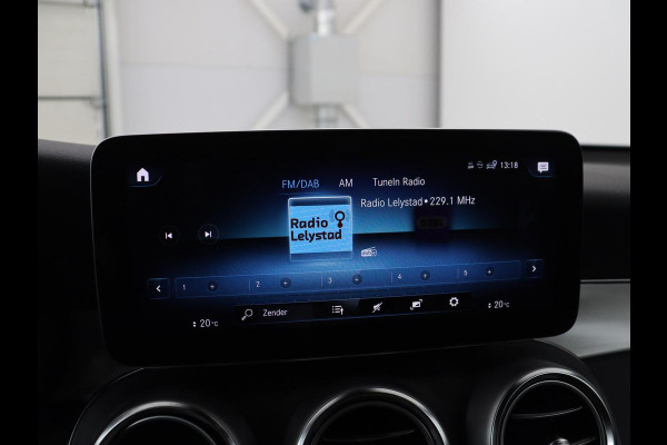 Mercedes-Benz GLC 300e 4MATIC Business Solution AMG | SOH 86,6% | Panorama dak | 360 Camera | Trekhaak | Adaptive cruise | Navigatie | DAB+ | Carplay | Bluetooth | Sfeerverlichting | Verkeersteken assistent | Climate control