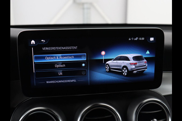 Mercedes-Benz GLC 300e 4MATIC Business Solution AMG | SOH 86,6% | Panorama dak | 360 Camera | Trekhaak | Adaptive cruise | Navigatie | DAB+ | Carplay | Bluetooth | Sfeerverlichting | Verkeersteken assistent | Climate control