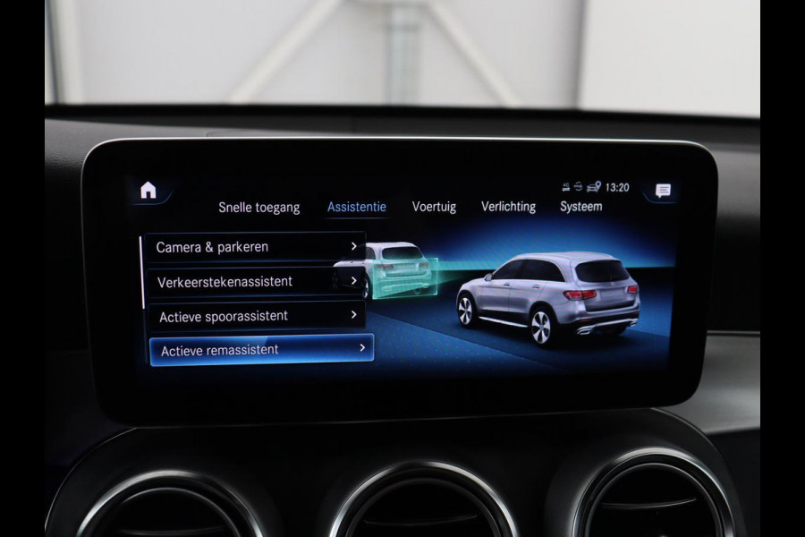 Mercedes-Benz GLC 300e 4MATIC Business Solution AMG | SOH 86,6% | Panorama dak | 360 Camera | Trekhaak | Adaptive cruise | Navigatie | DAB+ | Carplay | Bluetooth | Sfeerverlichting | Verkeersteken assistent | Climate control