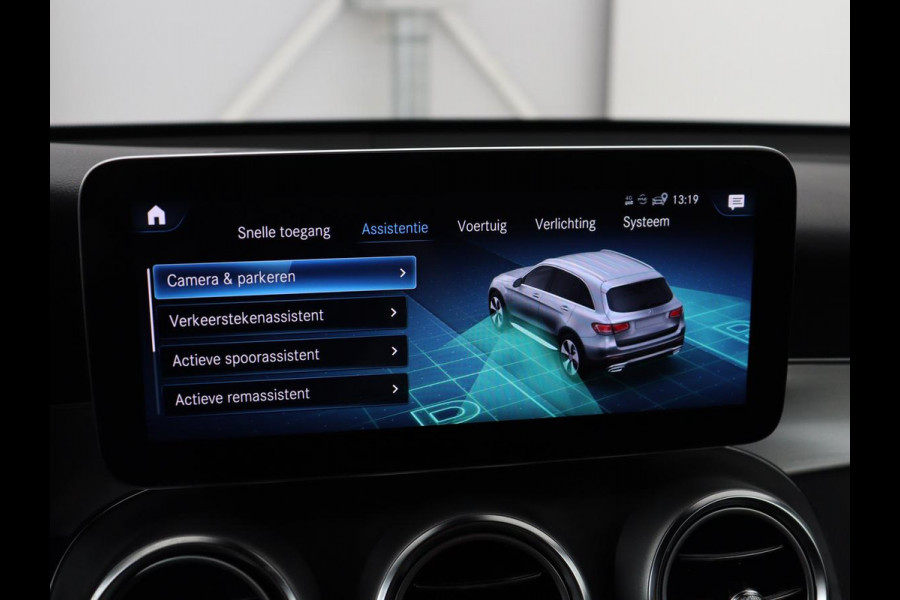 Mercedes-Benz GLC 300e 4MATIC Business Solution AMG | SOH 86,6% | Panorama dak | 360 Camera | Trekhaak | Adaptive cruise | Navigatie | DAB+ | Carplay | Bluetooth | Sfeerverlichting | Verkeersteken assistent | Climate control