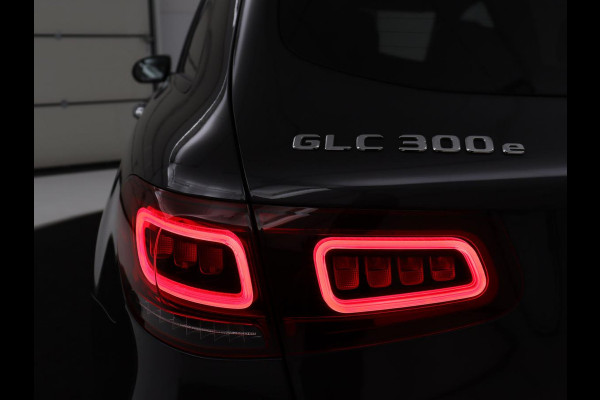 Mercedes-Benz GLC 300e 4MATIC Business Solution AMG | SOH 86,6% | Panorama dak | 360 Camera | Trekhaak | Adaptive cruise | Navigatie | DAB+ | Carplay | Bluetooth | Sfeerverlichting | Verkeersteken assistent | Climate control