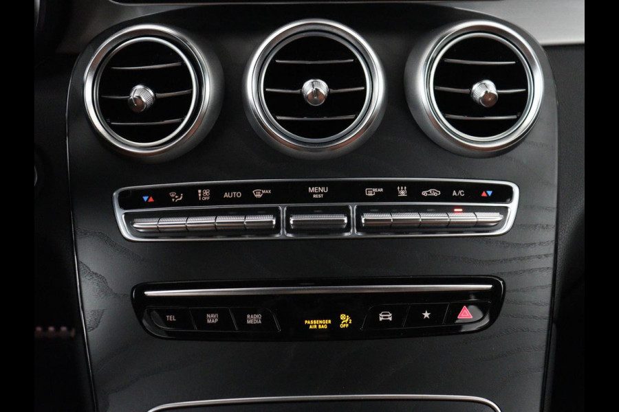 Mercedes-Benz GLC 300e 4MATIC Business Solution AMG | SOH 86,6% | Panorama dak | 360 Camera | Trekhaak | Adaptive cruise | Navigatie | DAB+ | Carplay | Bluetooth | Sfeerverlichting | Verkeersteken assistent | Climate control
