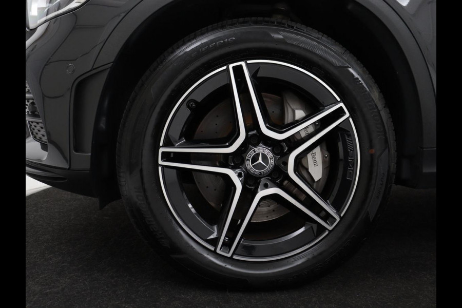 Mercedes-Benz GLC 300e 4MATIC Business Solution AMG | SOH 86,6% | Panorama dak | 360 Camera | Trekhaak | Adaptive cruise | Navigatie | DAB+ | Carplay | Bluetooth | Sfeerverlichting | Verkeersteken assistent | Climate control