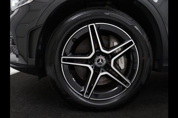 Mercedes-Benz GLC 300e 4MATIC Business Solution AMG | SOH 86,6% | Panorama dak | 360 Camera | Trekhaak | Adaptive cruise | Navigatie | DAB+ | Carplay | Bluetooth | Sfeerverlichting | Verkeersteken assistent | Climate control