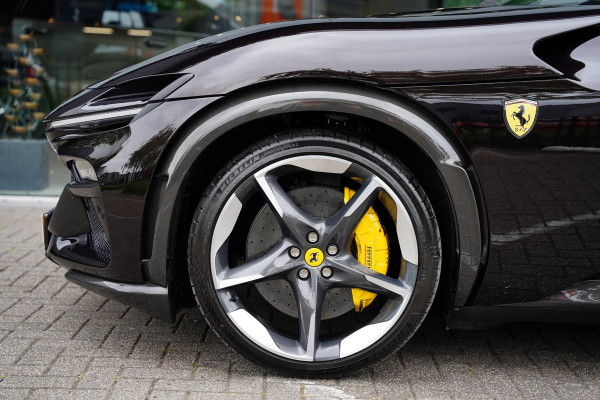 Ferrari Purosangue 6.5 V12 / Retrofit Steering Wheel / Full Carbon / Electrochromic Roof