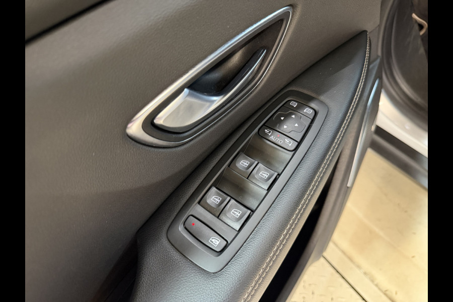 Renault Grand Scénic 1.3 TCe Bose Black Edition | Panoramadak | Camera | Stoel/stuurverwarming | Head-up display | Carplay | 20'' LMV