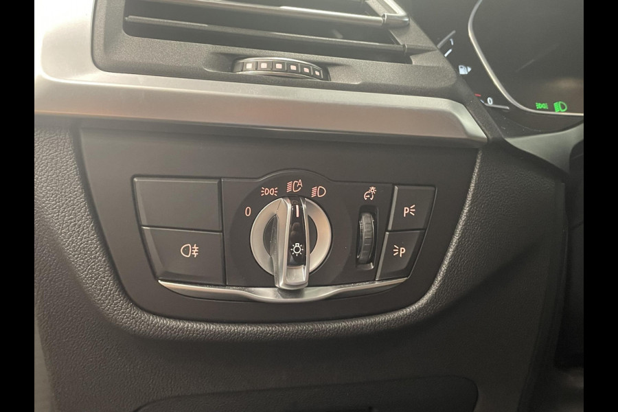 BMW X3 xDrive30e Trekhaak PDC VA + Camera Sportstoelen 19" M-Sport Stoelverwarming Cognac Leder Bekleding Privacy Glass DAB+ Navi Carplay Cruise Control