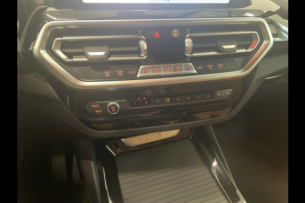 BMW X3 xDrive30e Trekhaak PDC VA + Camera Sportstoelen 19" M-Sport Stoelverwarming Cognac Leder Bekleding Privacy Glass DAB+ Navi Carplay Cruise Control