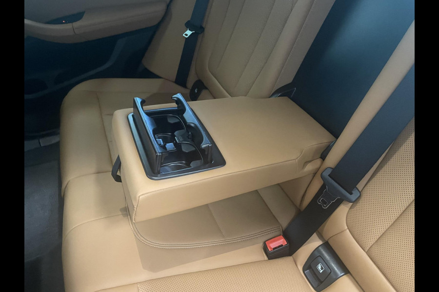 BMW X3 xDrive30e Trekhaak PDC VA + Camera Sportstoelen 19" M-Sport Stoelverwarming Cognac Leder Bekleding Privacy Glass DAB+ Navi Carplay Cruise Control