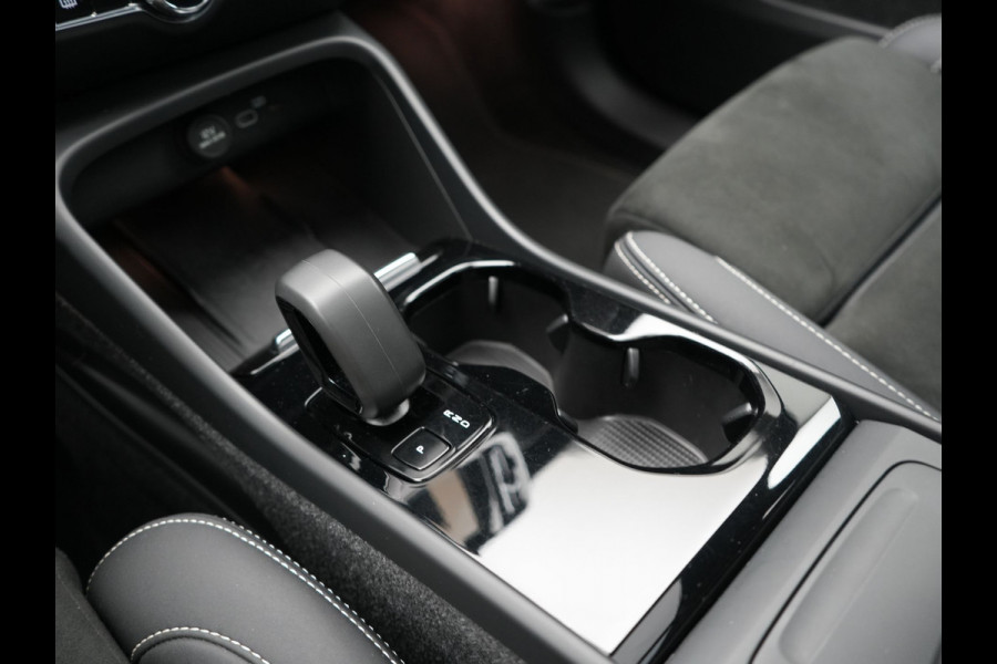 Volvo XC40 Ultimate Recharge 70 kWh 231pk | Panodak | Warmtepomp | Adaptive Cruise | 360 Camera | Harman / Kardon | Alcantara Sportstoelen Memory & Verwarmd | Stuur Verwarmd | Google Assistent | Apple Carplay | Keyless | Blis | DAB |