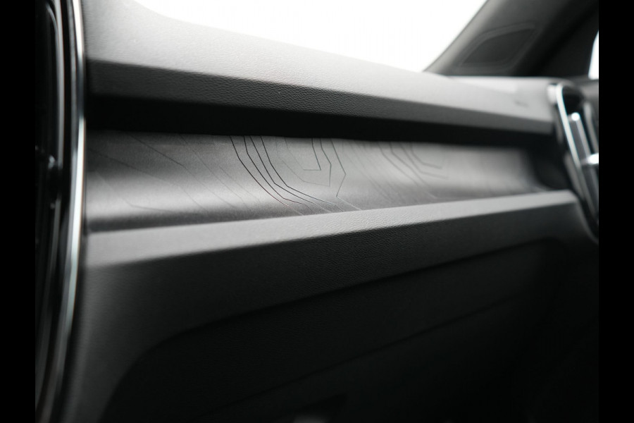 Volvo XC40 Ultimate Recharge 70 kWh 231pk | Panodak | Warmtepomp | Adaptive Cruise | 360 Camera | Harman / Kardon | Alcantara Sportstoelen Memory & Verwarmd | Stuur Verwarmd | Google Assistent | Apple Carplay | Keyless | Blis | DAB |