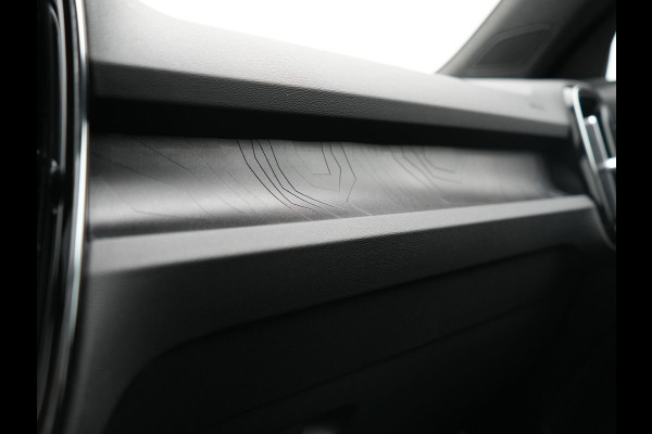 Volvo XC40 Ultimate Recharge 70 kWh 231pk | Panodak | Warmtepomp | Adaptive Cruise | 360 Camera | Harman / Kardon | Alcantara Sportstoelen Memory & Verwarmd | Stuur Verwarmd | Google Assistent | Apple Carplay | Keyless | Blis | DAB |