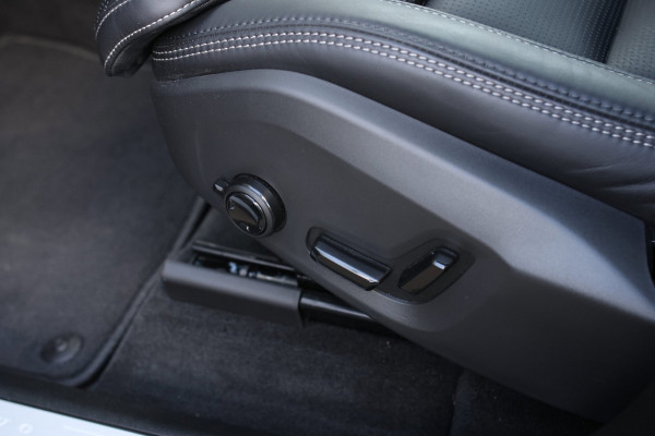 Volvo XC60 2.0 T8 Ultra Black Edition *B&W*Pano*Massage*Luchtvering*