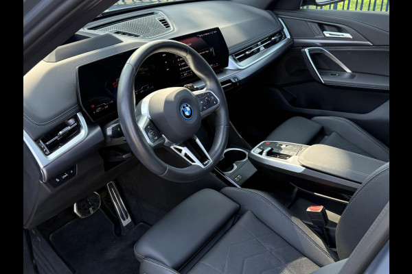 BMW X1 xDrive25e M SPORT | PANORAMA | TREKHAAK | LEDER | HEAD UP | ELEKTR. STOELEN |