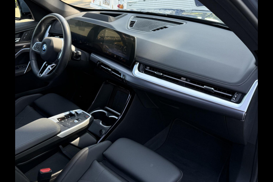 BMW X1 xDrive25e M SPORT | PANORAMA | TREKHAAK | LEDER | HEAD UP | ELEKTR. STOELEN |