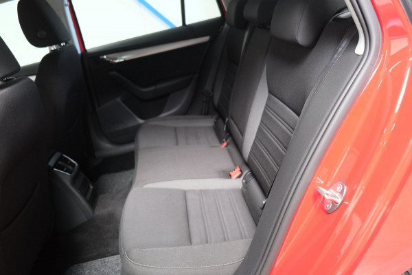 Škoda Octavia Combi 1.0 TSI Greentech Ambition Automaat - Airco, Cruise, Navi, PDC, Carplay, Trekhaak.