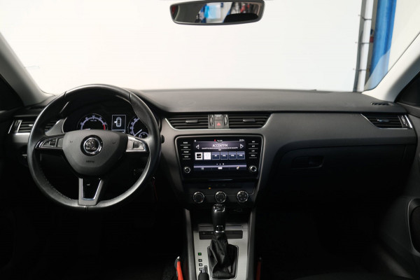 Škoda Octavia Combi 1.0 TSI Greentech Ambition Automaat - Airco, Cruise, Navi, PDC, Carplay, Trekhaak.