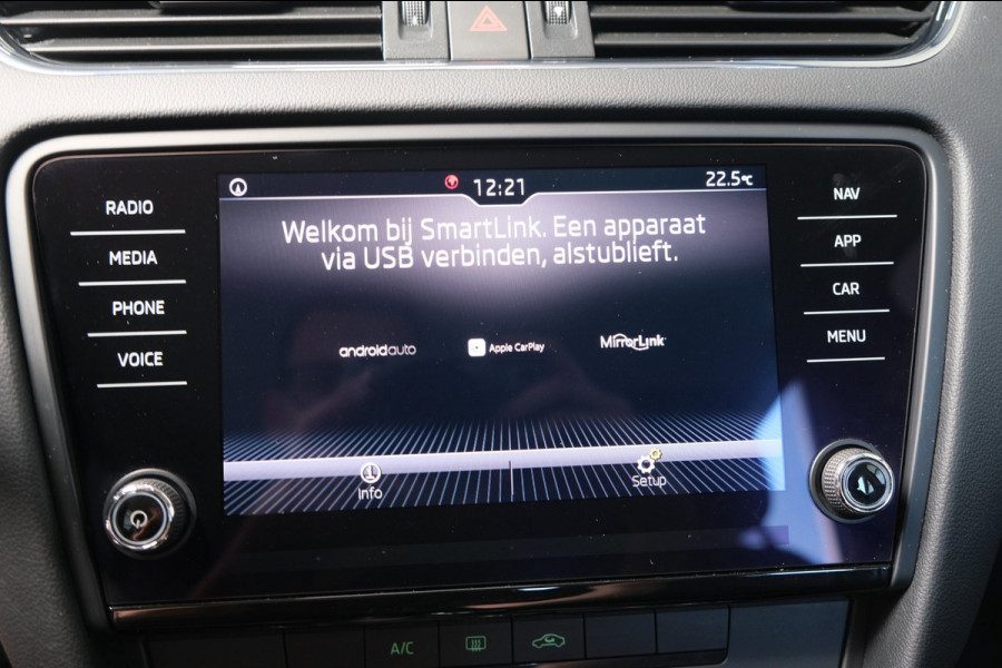 Škoda Octavia Combi 1.0 TSI Greentech Ambition Automaat - Airco, Cruise, Navi, PDC, Carplay, Trekhaak.