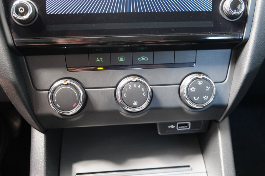 Škoda Octavia Combi 1.0 TSI Greentech Ambition Automaat - Airco, Cruise, Navi, PDC, Carplay, Trekhaak.