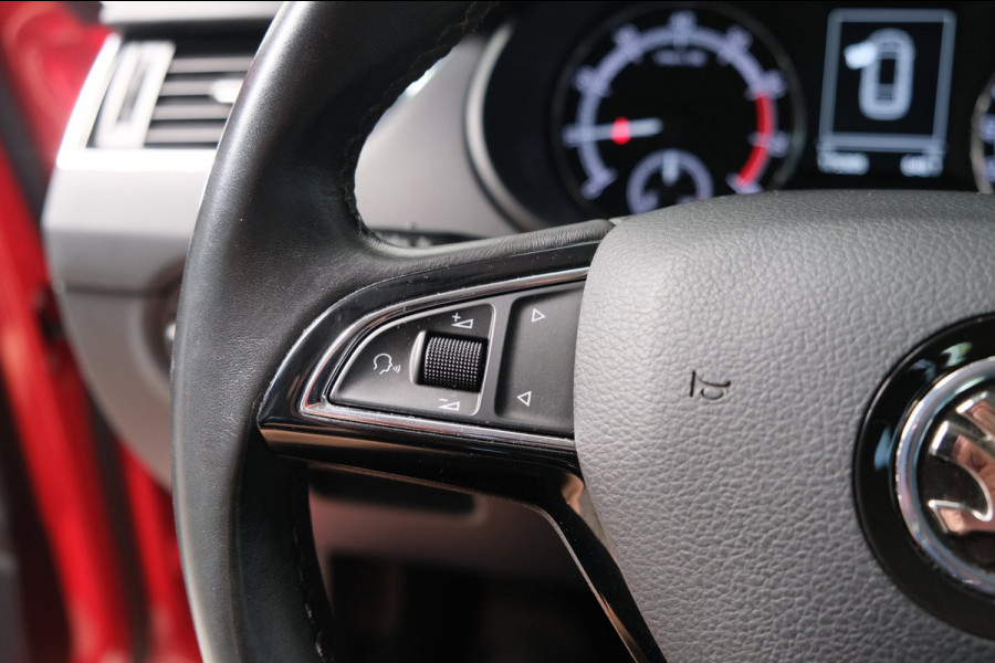 Škoda Octavia Combi 1.0 TSI Greentech Ambition Automaat - Airco, Cruise, Navi, PDC, Carplay, Trekhaak.