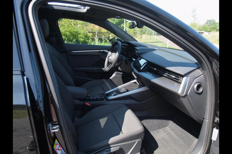 Audi A3 Sportback 35 TFSI S edition | Panoramadak | Bang & Olufsen | Trekhaak | Apple Carplay | Parkeersensoren |