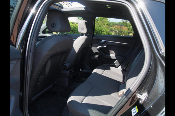 Audi A3 Sportback 35 TFSI S edition | Panoramadak | Bang & Olufsen | Trekhaak | Apple Carplay | Parkeersensoren |