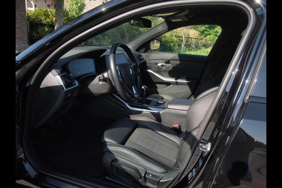 BMW 3 Serie Touring 318i Business Edition | Black Optic | Apple Carplay | Sfeerverlichting | Parkeersensoren | NL-Auto |