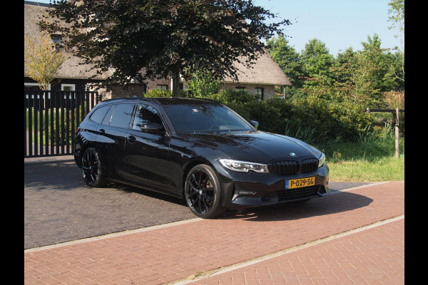 BMW 3 Serie Touring 318i Business Edition | Black Optic | Apple Carplay | Sfeerverlichting | Parkeersensoren | NL-Auto |