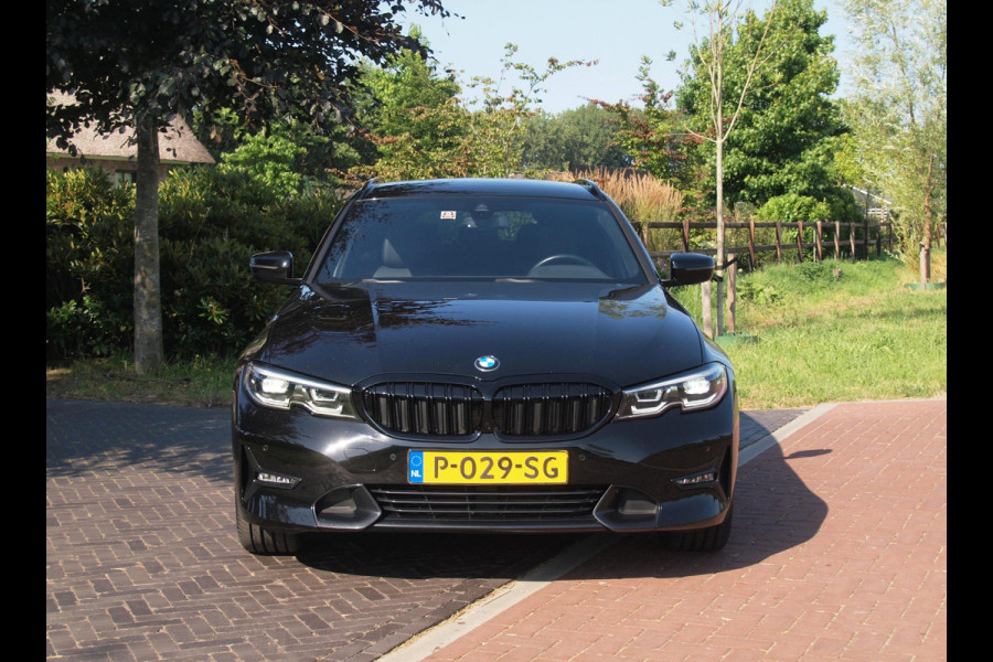BMW 3 Serie Touring 318i Business Edition | Black Optic | Apple Carplay | Sfeerverlichting | Parkeersensoren | NL-Auto |