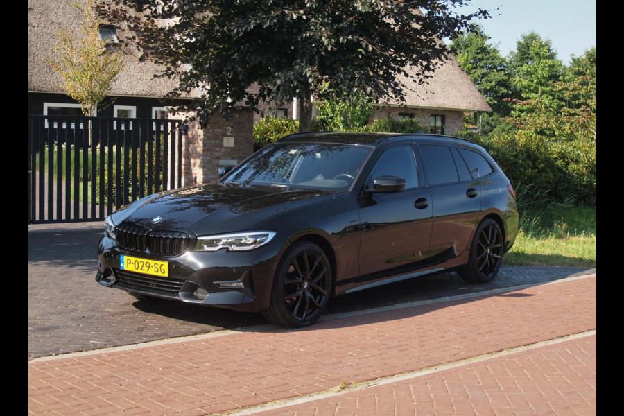 BMW 3 Serie Touring 318i Business Edition | Black Optic | Apple Carplay | Sfeerverlichting | Parkeersensoren | NL-Auto |