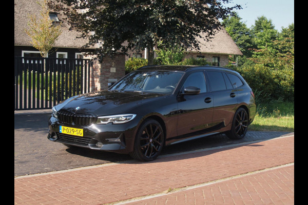 BMW 3 Serie Touring 318i Business Edition | Black Optic | Apple Carplay | Sfeerverlichting | Parkeersensoren | NL-Auto |