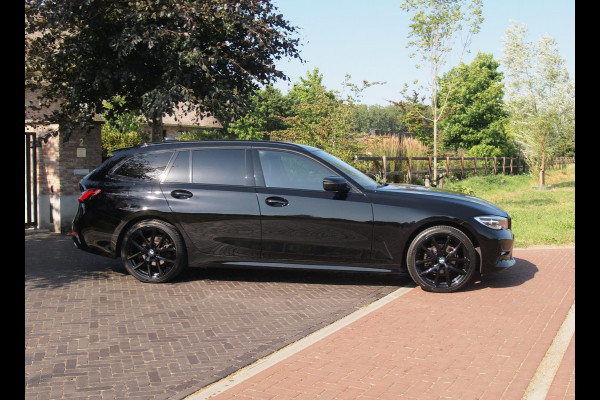 BMW 3 Serie Touring 318i Business Edition | Black Optic | Apple Carplay | Sfeerverlichting | Parkeersensoren | NL-Auto |