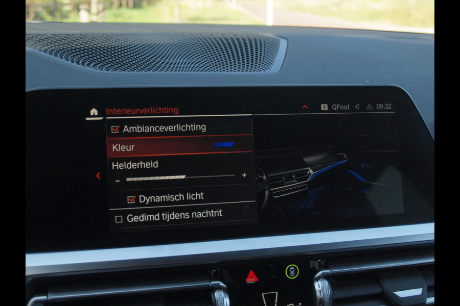 BMW 3 Serie Touring 318i Business Edition | Black Optic | Apple Carplay | Sfeerverlichting | Parkeersensoren | NL-Auto |