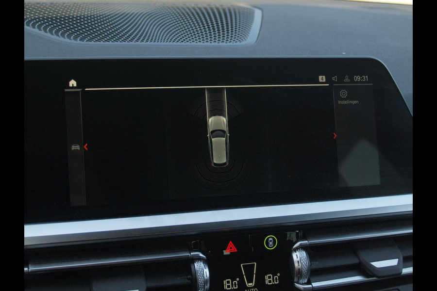 BMW 3 Serie Touring 318i Business Edition | Black Optic | Apple Carplay | Sfeerverlichting | Parkeersensoren | NL-Auto |