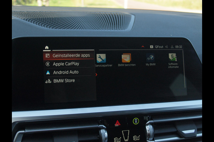 BMW 3 Serie Touring 318i Business Edition | Black Optic | Apple Carplay | Sfeerverlichting | Parkeersensoren | NL-Auto |
