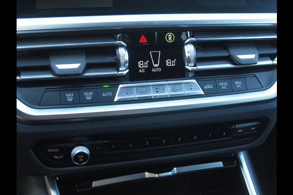 BMW 3 Serie Touring 318i Business Edition | Black Optic | Apple Carplay | Sfeerverlichting | Parkeersensoren | NL-Auto |