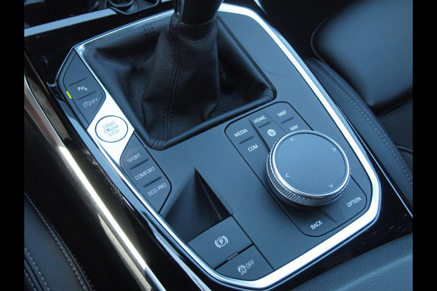 BMW 3 Serie Touring 318i Business Edition | Black Optic | Apple Carplay | Sfeerverlichting | Parkeersensoren | NL-Auto |