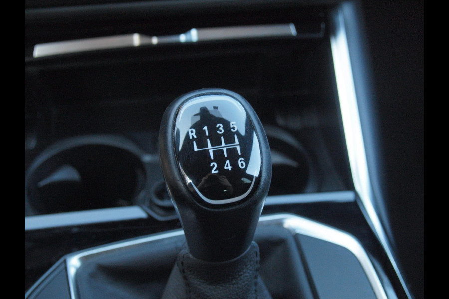 BMW 3 Serie Touring 318i Business Edition | Black Optic | Apple Carplay | Sfeerverlichting | Parkeersensoren | NL-Auto |