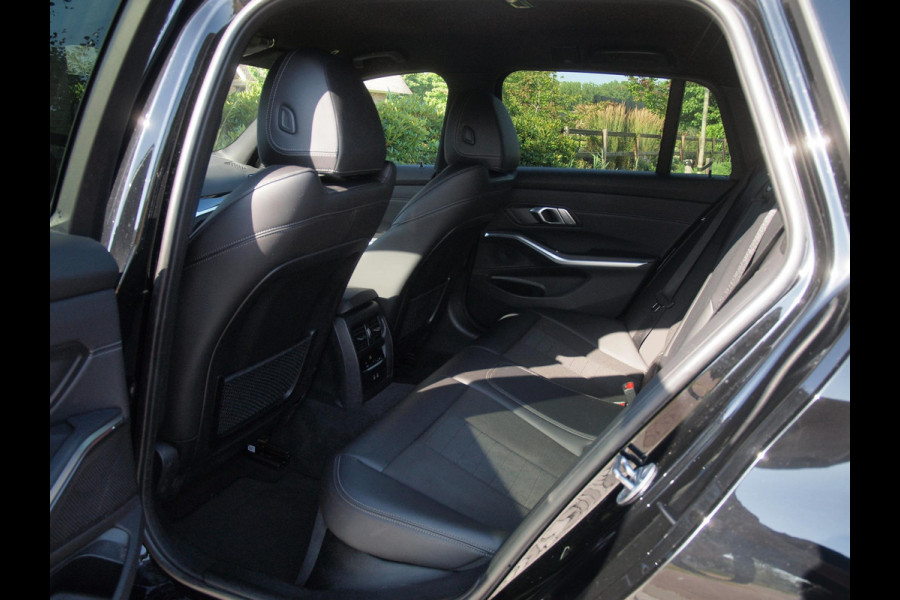 BMW 3 Serie Touring 318i Business Edition | Black Optic | Apple Carplay | Sfeerverlichting | Parkeersensoren | NL-Auto |