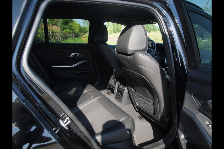 BMW 3 Serie Touring 318i Business Edition | Black Optic | Apple Carplay | Sfeerverlichting | Parkeersensoren | NL-Auto |