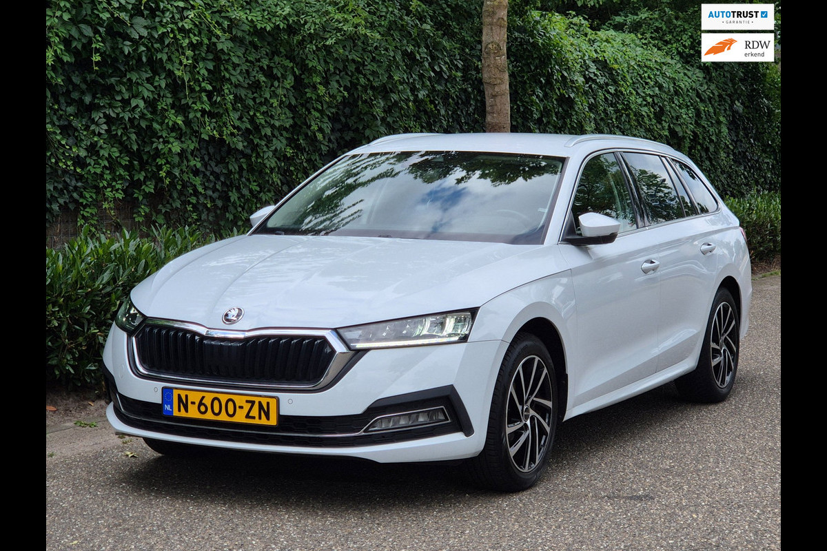 Škoda Octavia Combi Edition Plus Trekhaak CarPlay HUD Virtual dash facelift 2e-eig 100% NAP TSI Business Edition Plus