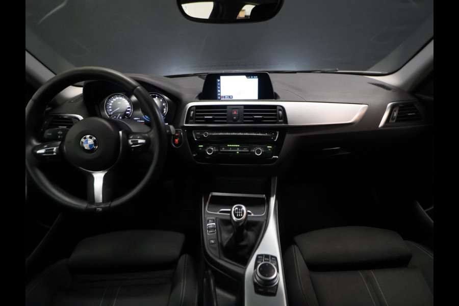 BMW 1-serie 118i M Sport [STOELVERWARMING, TREKHAAK, CRUISE COMTROL, PDC V+A, LED, MULTIFUNCTIONEEL STUURWIEL, NAVIGATIE, BLUETOOTH, 6 BAK, NIEUWSTAAT]