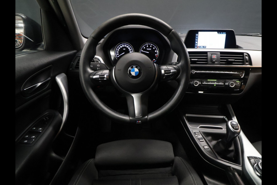 BMW 1-serie 118i M Sport [STOELVERWARMING, TREKHAAK, CRUISE COMTROL, PDC V+A, LED, MULTIFUNCTIONEEL STUURWIEL, NAVIGATIE, BLUETOOTH, 6 BAK, NIEUWSTAAT]