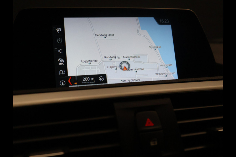 BMW 1-serie 118i M Sport [STOELVERWARMING, TREKHAAK, CRUISE COMTROL, PDC V+A, LED, MULTIFUNCTIONEEL STUURWIEL, NAVIGATIE, BLUETOOTH, 6 BAK, NIEUWSTAAT]